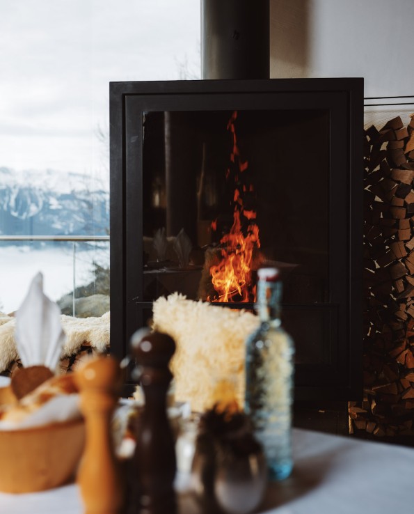 Das gemütliche Kaminzimmer mit Blick auf die Berge ist der perfekte Ort für ein entspanntes “Aprés Ski Dinner”.
