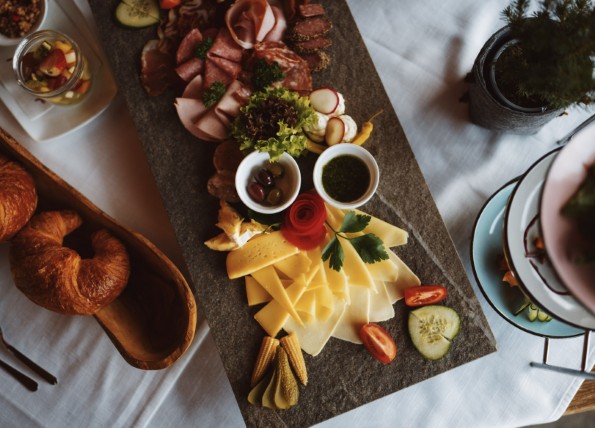 Herzhafter Bergkäse oder süße Croissants? Ein Frühstück in der AREITALM ist immer ein Genuss.