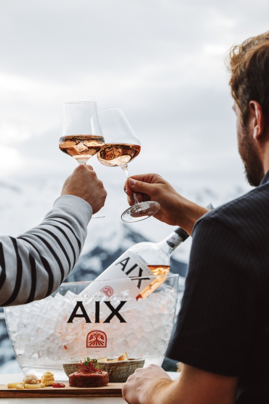 Auf der Areit wird mit gekühltem Rosé-Wein angestoßen