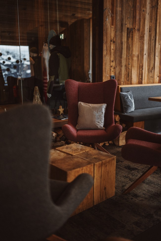 roter Loungesessel in der Areitlounge mit Blick in die Berge