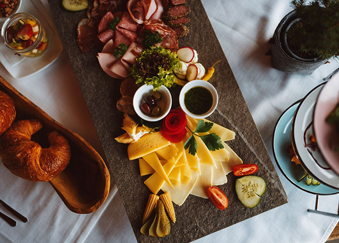 Herzhafter Bergkäse oder süße Croissants? Ein Frühstück in der AREITALM ist immer ein Genuss.
