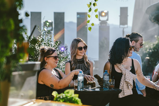 Personen genießen das Alpine Jungle Event