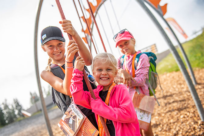 Kinder haben Spaß bei Schmidolins Feuertaufe.
