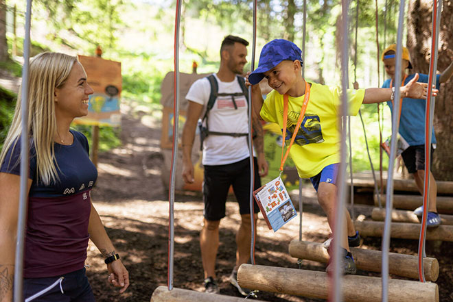 Kinder haben Spaß im Kletterpark.