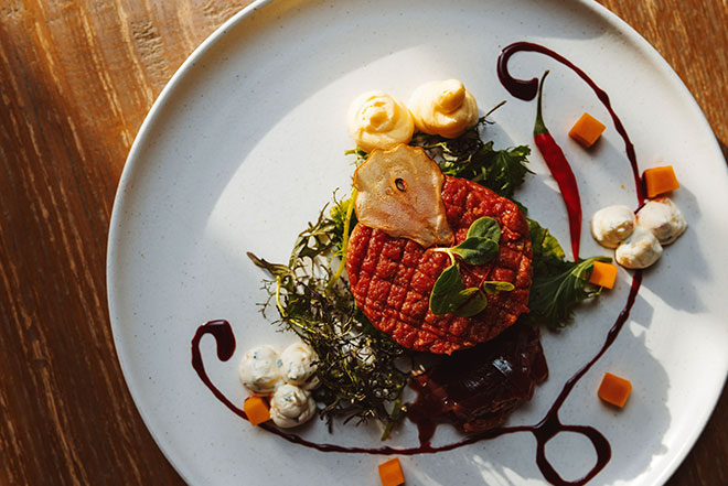 Fein angerichtetes Beef Tatar in der Areitlounge.